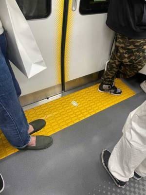 電車内で『驚きの落とし物』を発見　「自分なら…」「ドッキリじゃないよね？」