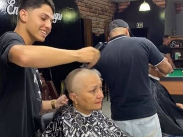 がん治療のため、髪を剃ってもらう女性客　すると理容師たちが次々と…？「言葉にならない」