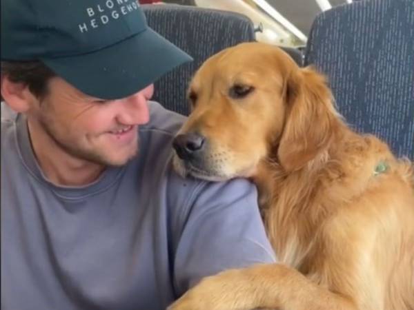 列車の中で見知らぬ人の隣に座りたがる犬　すると乗客の反応は…？