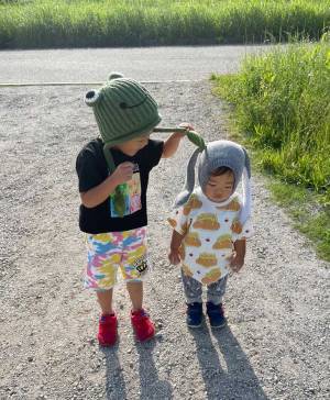 土手で撮影された兄弟のツーショットに「やるせなさが伝わってくる」の声