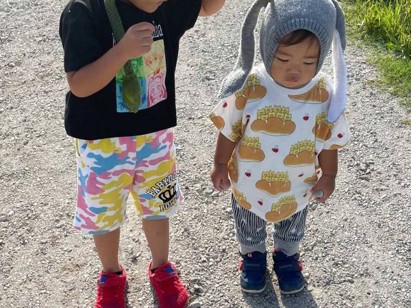 土手で撮影された兄弟のツーショットに「やるせなさが伝わってくる」の声