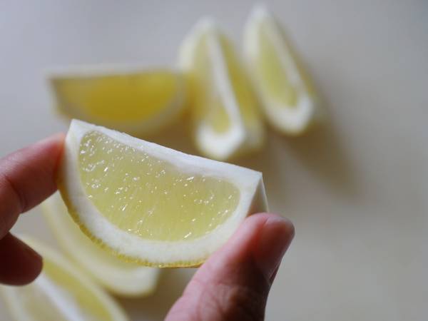 搾りやすくなるレモンの切り方に「分かりやすい」「これならやれそう」