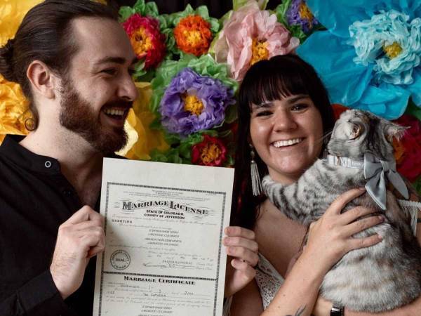 肉球の押印もバッチリ！　カップルの結婚の『証人』になったのは…？　「かわいくて完ぺき」