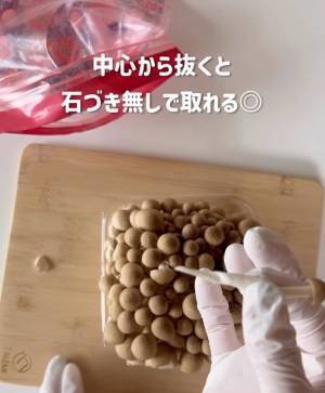 エノキの石づき、どう切ってる？　袋の上から切る画期的な方法に「ちょっと待って」「めっちゃいい」