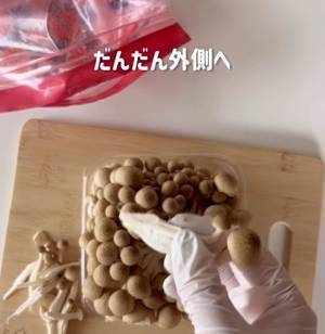 エノキの石づき、どう切ってる？　袋の上から切る画期的な方法に「ちょっと待って」「めっちゃいい」
