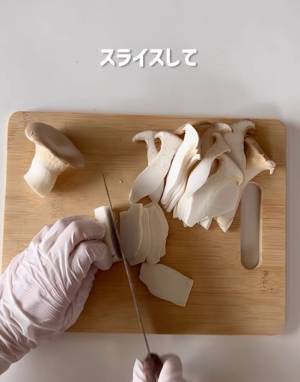 エノキの石づき、どう切ってる？　袋の上から切る画期的な方法に「ちょっと待って」「めっちゃいい」