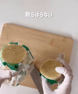 エノキの石づき、どう切ってる？　袋の上から切る画期的な方法に「ちょっと待って」「めっちゃいい」