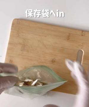 エノキの石づき、どう切ってる？　袋の上から切る画期的な方法に「ちょっと待って」「めっちゃいい」