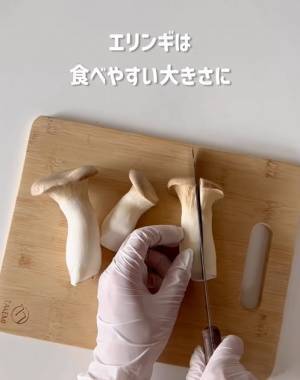 エノキの石づき、どう切ってる？　袋の上から切る画期的な方法に「ちょっと待って」「めっちゃいい」