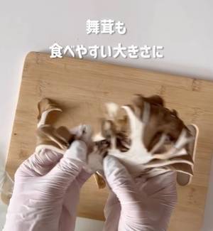 エノキの石づき、どう切ってる？　袋の上から切る画期的な方法に「ちょっと待って」「めっちゃいい」