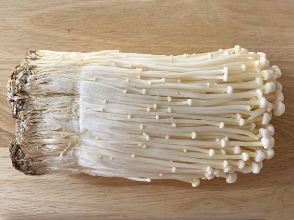 エノキの石づき、どう切ってる？　袋の上から切る画期的な方法に「ちょっと待って」「めっちゃいい」