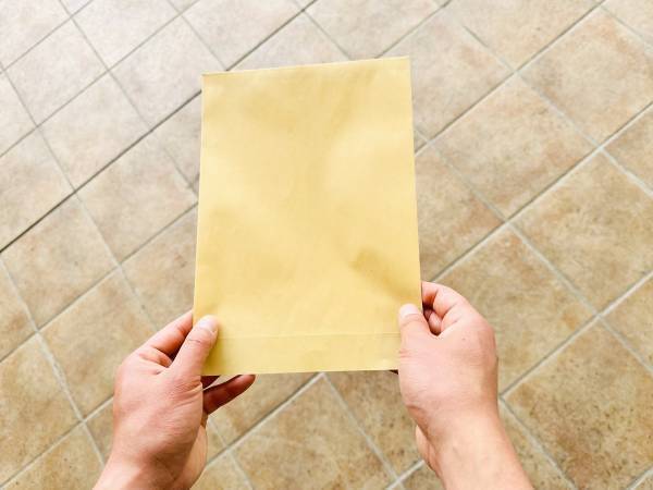 「ハサミどこ？」　手だけで封書を開封する方法が画期的　力の入れ方がコツ