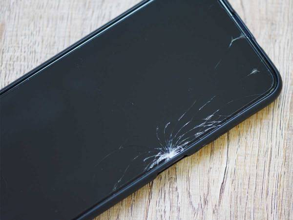スマホのガラスフィルムが割れたまま使うのはNG！　その理由は？