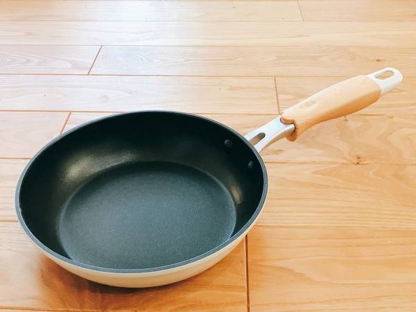 意外と知らない「フッ素樹脂加工フライパン」の正しい使い方　何気なくやってるアレがNG…？