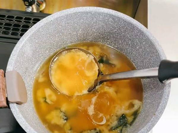 「私の作った味噌汁見て」　おたまですくおうとしたら…「えええ」「どうしてこうなった」