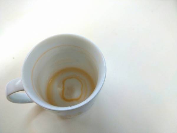 こびりついた茶渋　根こそぎ落とすには？　意外な掃除方法が「参考になる」