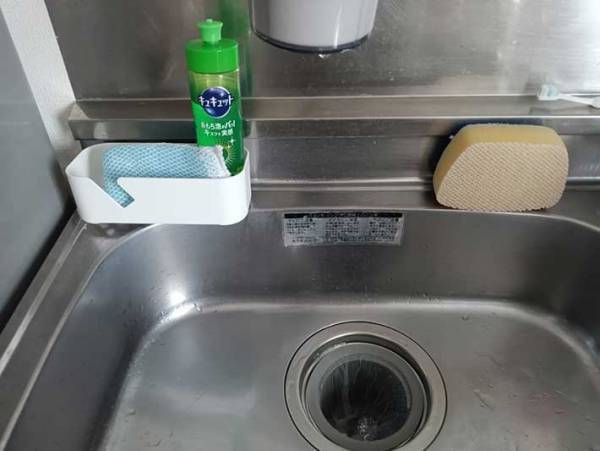 キッチンにある『アレ』を入れたら、排水溝のヌメリが軽減！？　「やってよかった」