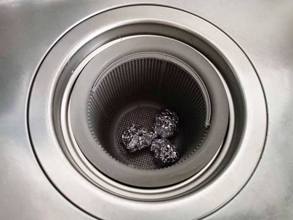 キッチンにある『アレ』を入れたら、排水溝のヌメリが軽減！？　「やってよかった」