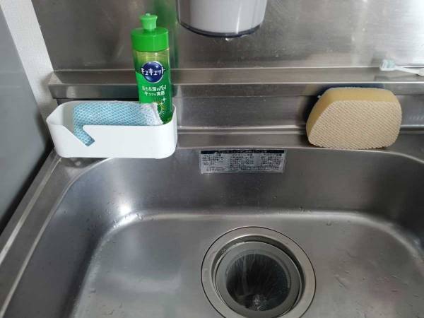キッチンにある『アレ』を入れたら、排水溝のヌメリが軽減！？　「やってよかった」