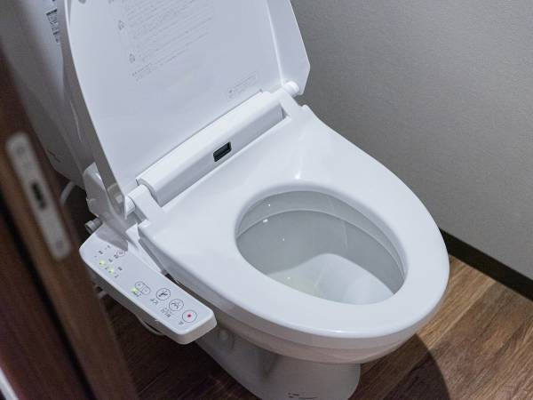 便座裏の黄ばみ　○○を貼るだけで発生防止に？　便利なアイテムに「コレ欲しい」