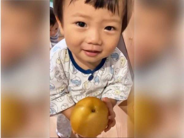 梨をくれた祖母にお礼を言う兄　背後から近付いてきた弟の行動に「笑った」「かわいいが大渋滞」