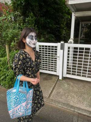 「コンビニ程度なら薄めのメイクで」　むしろ存在感が濃ゆい女性が話題に