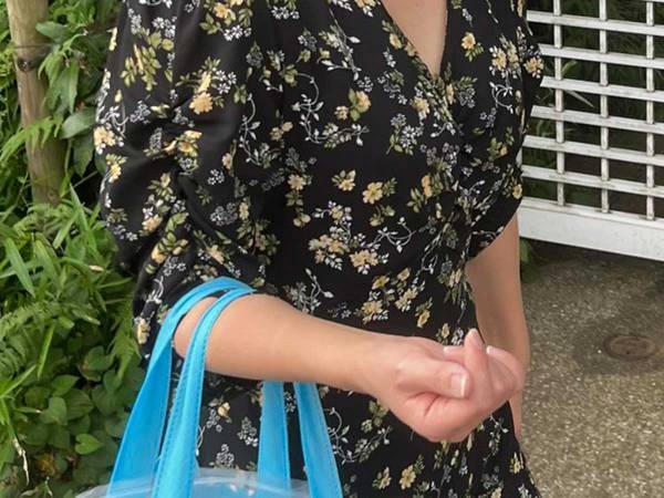 「コンビニ程度なら薄めのメイクで」　むしろ存在感が濃ゆい女性が話題に