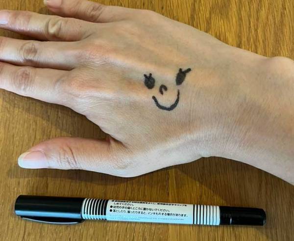 肌に付いた油性ペン　秒で落とす方法とは？　「すごく簡単」「意外だった」