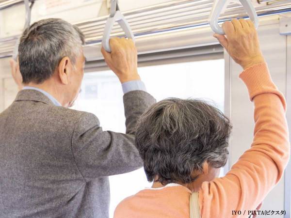混雑する電車で座っていた男性　目の前に来た高齢女性が発した言葉に困り…