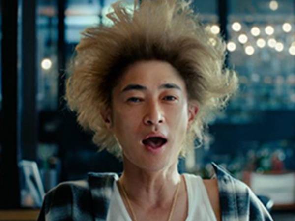 「キングが復活した！」「最高すぎる」　窪塚洋介、CMで自身が演じた『伝説のキャラ』を完全再現