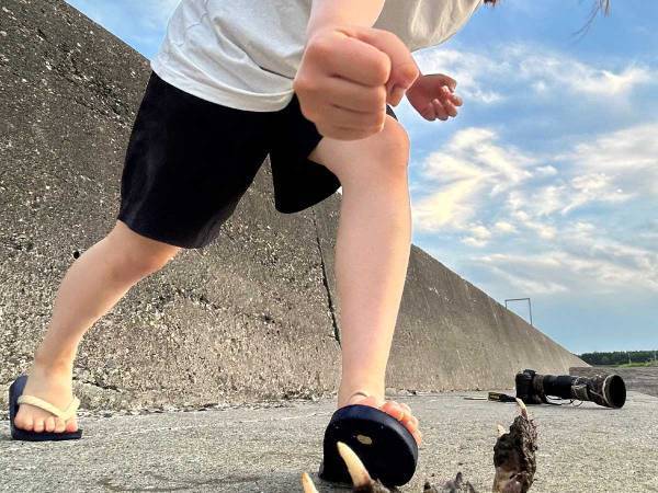 チョキしか出せない相手にグーで挑む、『大人気ない恋人』の写真が迫力満点と話題に