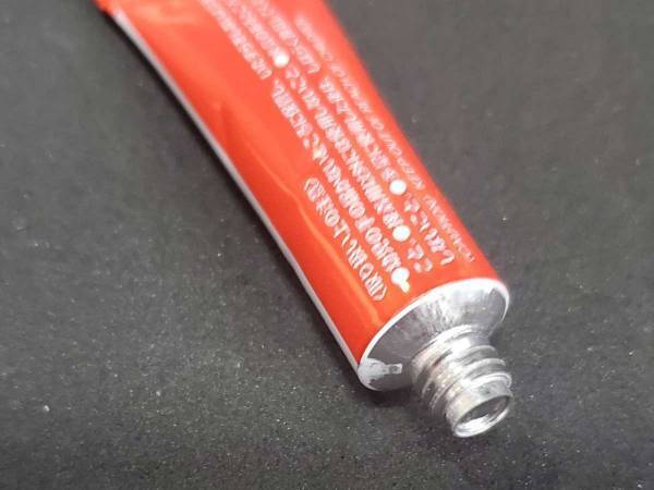 新品なのに、中身が出てこない接着剤　フタを開け、パッケージを切り開いた結果…「記念に飾りたい逸品」