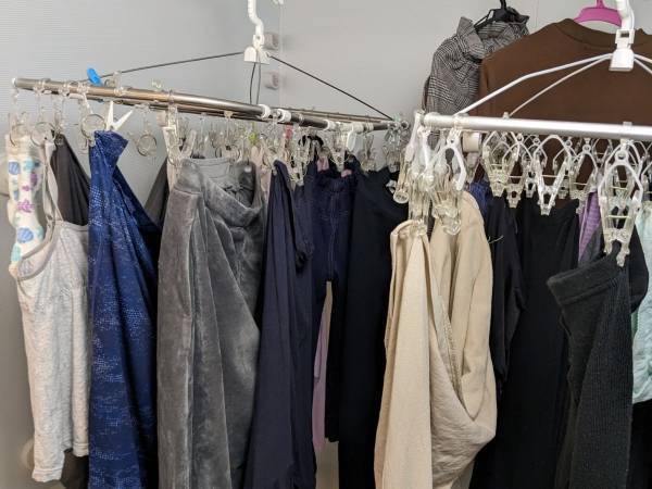 部屋干しでも臭わなくするには？　意外な５選に「コレは便利だ！」