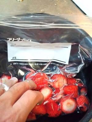 フリーザーバッグ、空気を抜くには？　ほぼ真空になる裏技が「天才のたぐい」