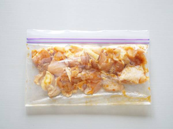 フリーザーバッグ、空気を抜くには？　ほぼ真空になる裏技が「天才のたぐい」