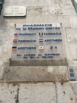 フランスで見つけた案内がじわじわくる…　なぜ日本語だけがこんな書体に！？