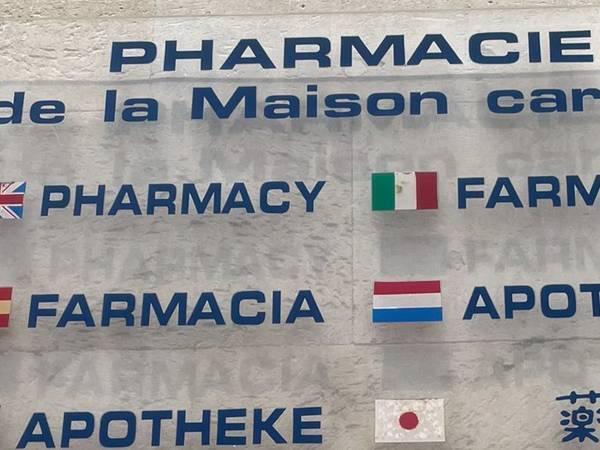 フランスで見つけた案内がじわじわくる…　なぜ日本語だけがこんな書体に！？