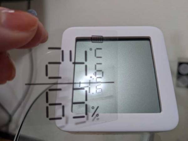 「温度と湿度の表示が変わらんなー」→「そりゃそうだ」とツッコミの嵐