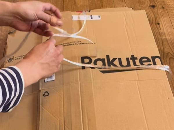 「恥ずかしい思いをせずに済みますね！」　ダンボールを縛ってゴミに出す時の裏技とは？