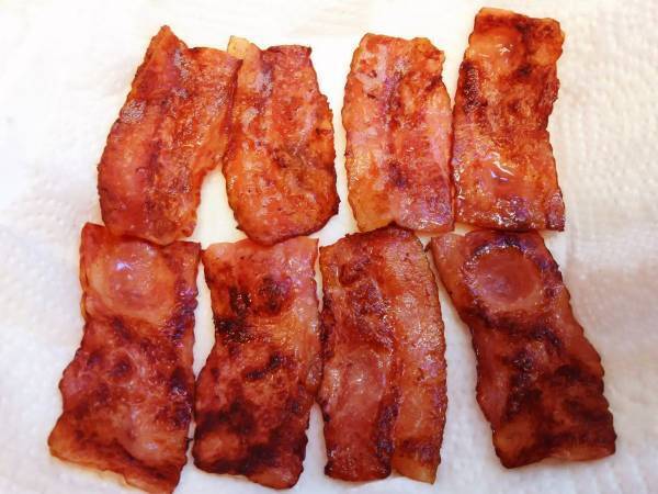 ベーコン、カリカリに焼くには？　思わぬ裏技に「今度やる」「それ使うのか」