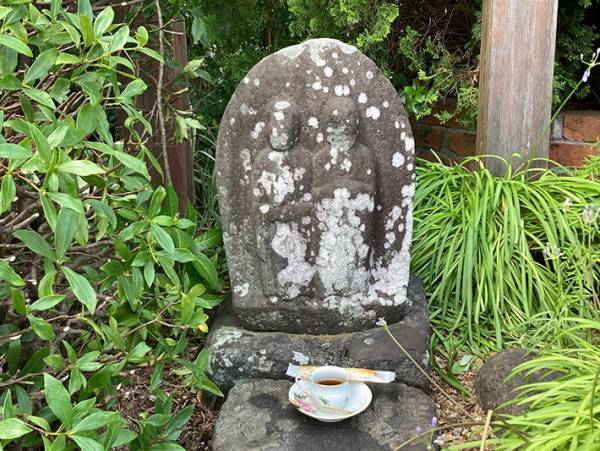 ケーキ店の近くにある石像　『お供え物』の優雅さに「よすぎる」「よその石仏もうらやむ待遇」