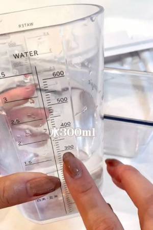 見落としがちな製氷機の掃除　便利な１００均グッズに「こんなのあったの？」