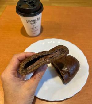 ファミマから『黒いクリームパン』が新登場　「冷やしたら大正解」「コーヒーに合う」