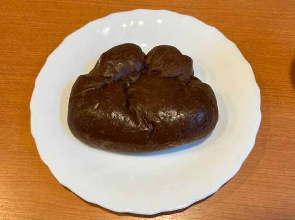 ファミマから『黒いクリームパン』が新登場　「冷やしたら大正解」「コーヒーに合う」