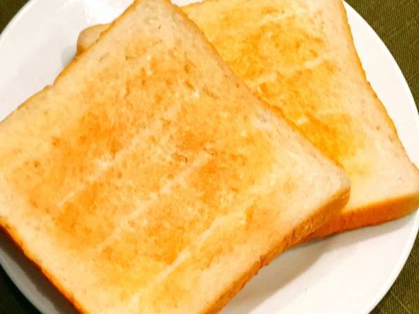 いつものトーストがサクサクふわふわになる裏技に「たまらん」「絶対うまいやつ」