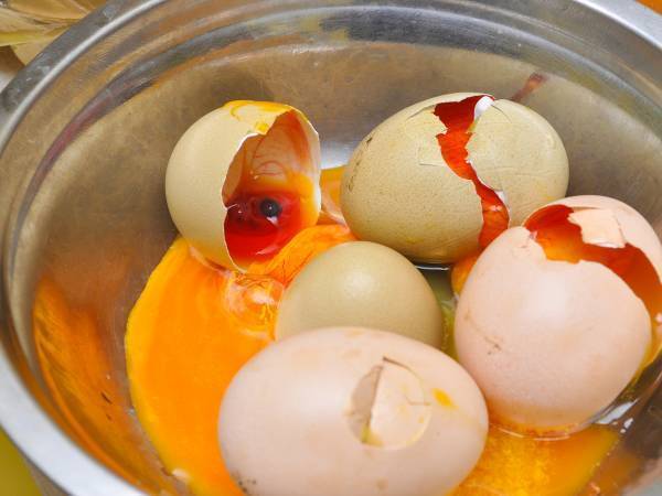 卵を割ったら中から血が！　原因と対処法に「知らなかった！」「そんなのがあるんだ」