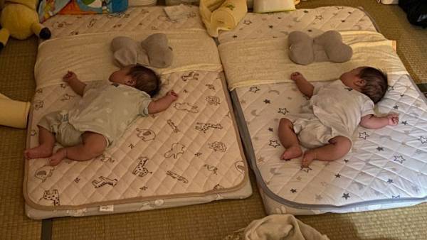 ん？コピペ…？　寝ている赤ちゃんのすぐ近くには？