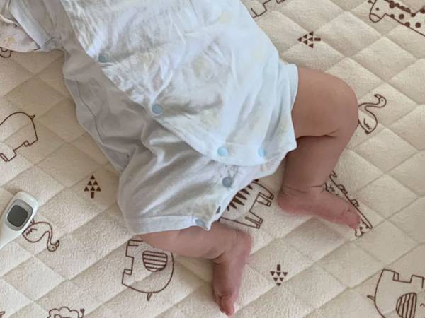 ん？コピペ…？　寝ている赤ちゃんのすぐ近くには？