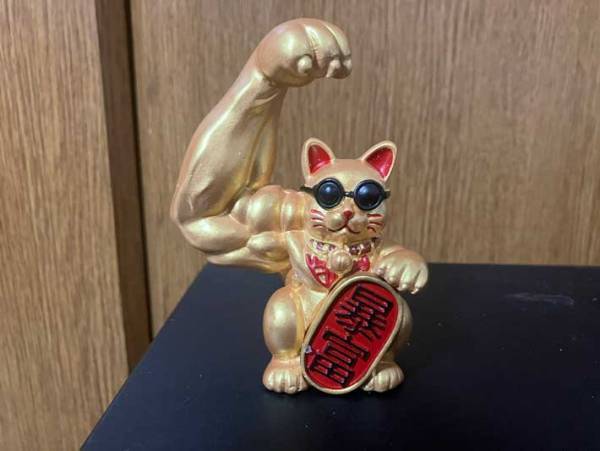 ネットショッピングで届いた『招き猫』が妙にイカツいと話題に　「爆笑した」「めっちゃ欲しい」