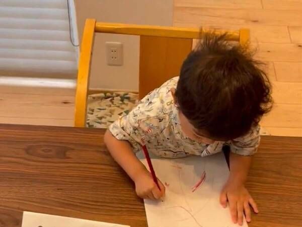 寝起きの２歳が絵を描くとまるで？　親のセンスが光る動画に「コレ最高」「うちも真似しよ」